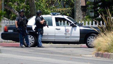 FUERTES IMÁGENES: Policías disparan en la cabeza a un hombre desarmado... y después lo esposan