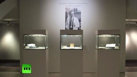 Multimillonario ruso devuelve medalla de oro a Nobel estadounidense en apuros