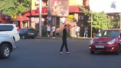 Un peatón espontáneo se convierte en ‘semáforo’