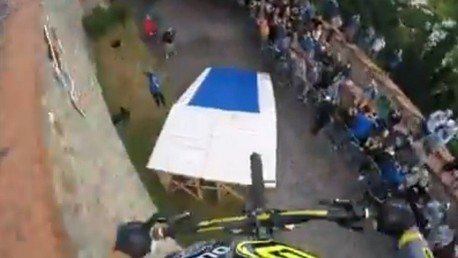 Descendiendo en bici acaba topándose con neonazis agresivos