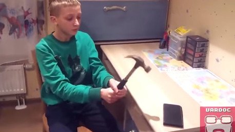 Quiso demostrar la resistencia de su móvil a los martillazos y esto fue lo que pasó