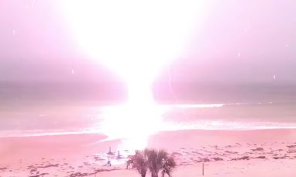 Consiguen grabar la poderosa caída de un rayo