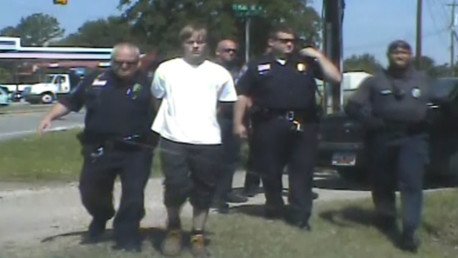 Críticas tras difundirse el video del 'correctísimo' arresto del autor de la matanza de Charleston
