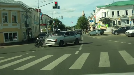 Accidente de película: motociclista choca, da dos volteretas y aterriza en el techo del auto