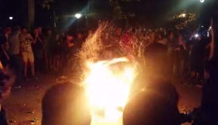 Dos jóvenes se queman por accidente al saltar al mismo tiempo por una hoguera