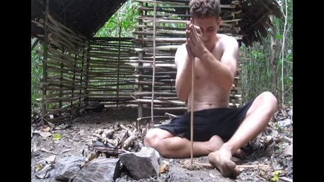 A lo salvaje: construye un refugio en la selva sin herramientas modernas