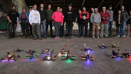 Juego de drones: espectacular carrera en primera persona dentro de un almacén