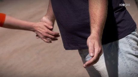 Conmovedor video en el que un hombre con VIH pregunta si se atreverían a tocarlo 