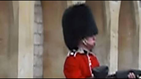 Esto fue lo que le pasó por hacerse el gracioso con un guardia de la reina
