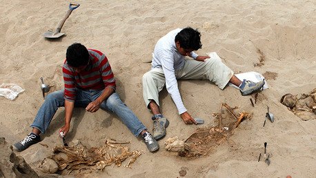 Fotos: Hallan en Perú un templo y 14 tumbas funerarias preincaicas