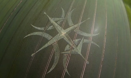 Aparece un misterioso dibujo gigante en un trigal cerca del Stonehenge