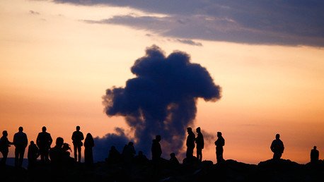 Impresionante video: Le impacta una bomba del EI pero sigue combatiendo