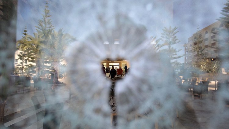 Nuevo vídeo del autor de la masacre de Túnez caminando por la playa con un rifle