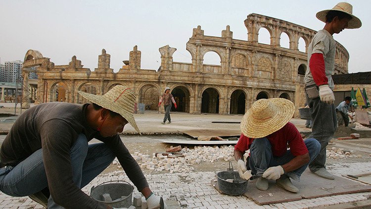 La Torre Eiffel 'made in China' y otras réplicas que dejan boquiabiertos a los turistas