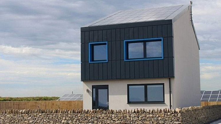 Presentan la primera casa ecológica que produce más energía de la que consume
