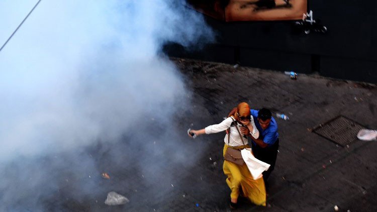 La Policía turca dispersa con fuerza una protesta contra el terrorismo