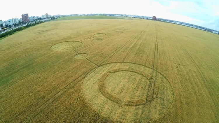 Fin del misterio: Enormes círculos en un campo ruso no tienen nada que ver con ovnis