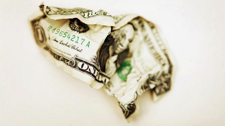 Experto: "La ley tributaria de EE.UU. que se expande por el mundo asfixiará al dólar"