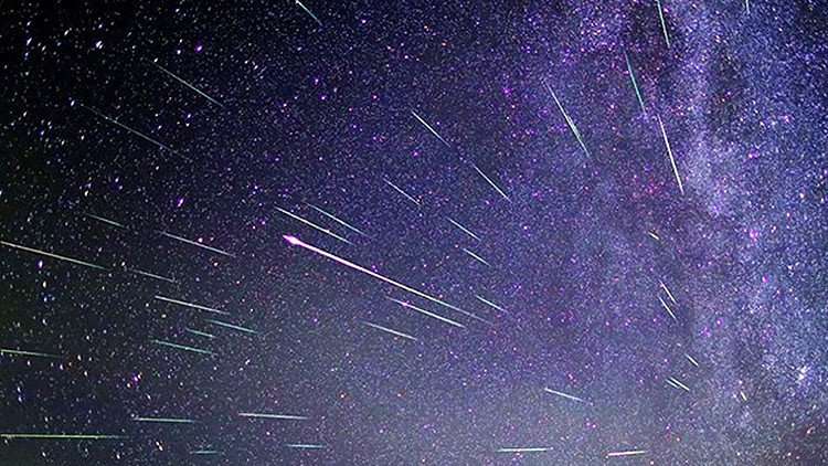 Una doble lluvia de estrellas con estelas permanentes iluminará el cielo