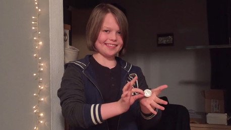 Los trucos de este niño con una moneda te dejarán con la boca abierta