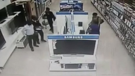 El robo más surrealista: Se lleva un televisor escondido entre las piernas