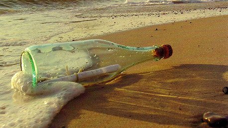 Hallan en la ciudad más occidental de Rusia una botella sellada con un mensaje codificado