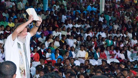 Milagro argentino: La historia del sacerdote que salvó a 500.000 pobres en África