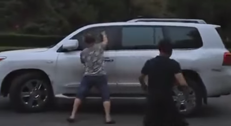 Valientes transeúntes intentan detener a un conductor que mató a una persona