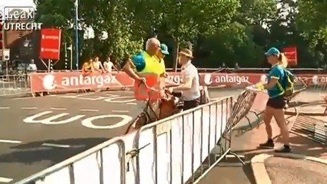 El cartero más responsable interrumpe el Tour de France para entregar sus cartas