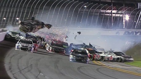 Violento accidente en NASCAR deja al menos 13 heridos y 4 coches destruidos