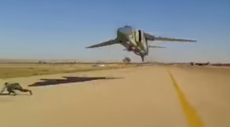 Un caza vuela a pocos metros de la cabeza de un hombre aterrorizado