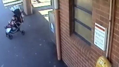 Un abuelo salva a su nieta de las vías del tren 