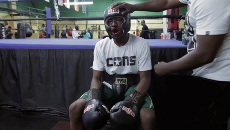 Un boxeador profesional le 'explica' a un joven que abusar del débil es malo