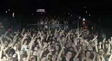 DJ 'trolea' al público al no 'soltar el bajo'