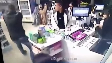 Sangre fría: Atracadores se meten con la persona equivocada