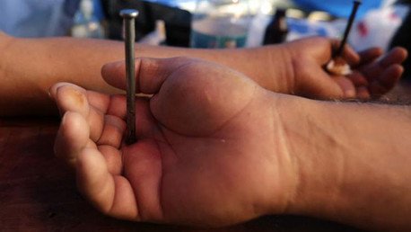 Manifestantes paraguayos se crucificaron esperando al papa