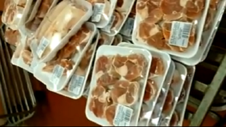 Pillan a carnicero de México DF reetiquetando carne caducada