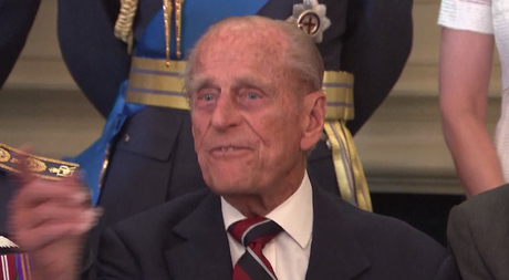 "¡Toma la p... foto ya!": El insulto del esposo de la reina Isabel se hace viral 