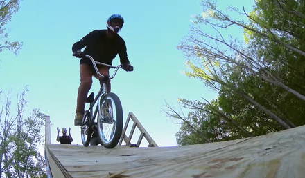 Inédito: una bicicleta da cuatro volteretas hacia atrás de una vez