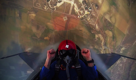 ¿Cuántos segundos necesita un F-16 para ascender a 4 mil metros?