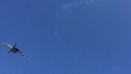 Dos cazas estadounidenses gastan una broma a los bañistas