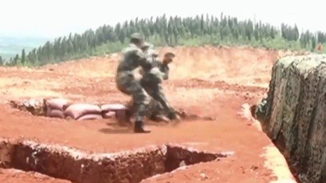 A un soldado se le escapa una granada de mano para terror de sus compañeros