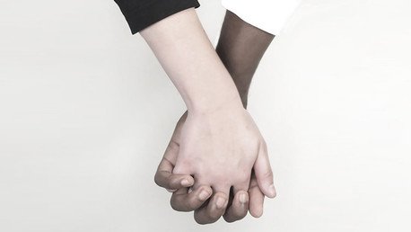 Periodista de origen hispano cuenta cómo 'dejó de ser blanco' en EE.UU.