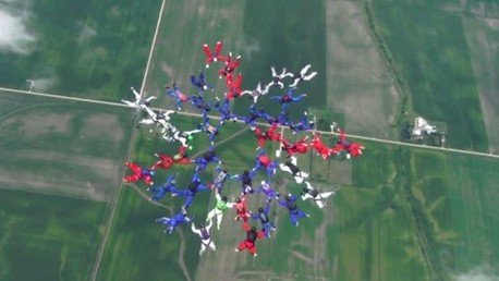 Más de 30 paracaidistas 'tejen' un nido en el aire