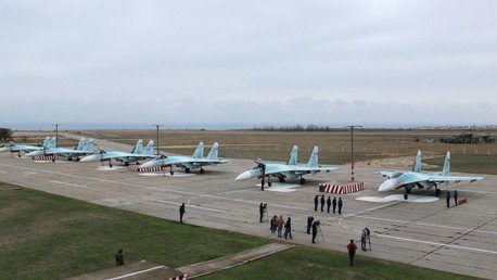 Helicópteros y cazas Su-27 en las maniobras del Ejército ruso en Crimea