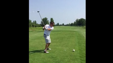 Un golfista golpea tan mal que mata a una gaviota de un pelotazo