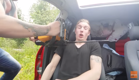 Broma de infarto: Cómo despertar de un brinco a un amigo que disfruta de un dulce sueño