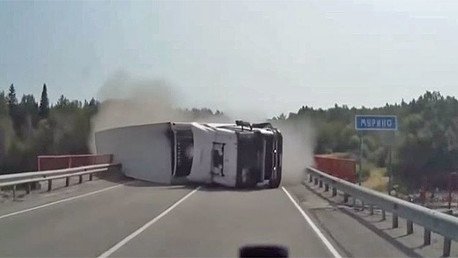 Aterrador momento en el que un camión vuelca y se desliza hacia un coche