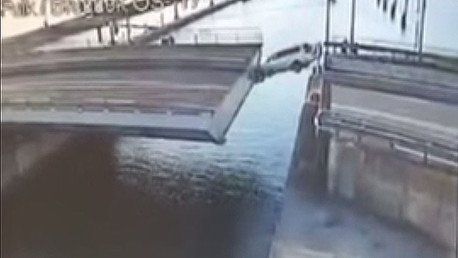 Trata de hacer un truco, pero calcula mal y se cae desde el puente