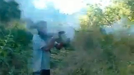 Una escopeta explota en el momento en que un joven dispara